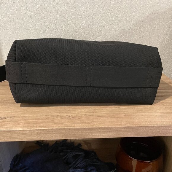 Cuyana Oversized Recycled Sling Bag, messenger bag - Picture 4 of 6